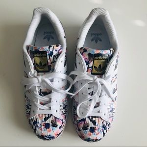 Floral Adidas Fits women’s size 7.5/kids 5.5